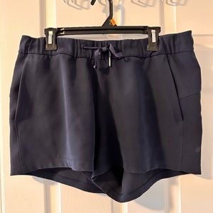 Lululemon On the Fly Woven Mid-Rise Short, 2.5"